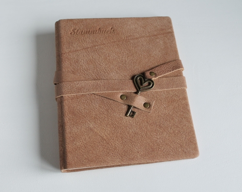 Preview: Stammbuch "Herz-Schlüssel" aus Büffelleder DIN A5, terracotta